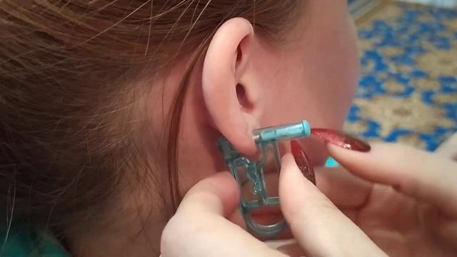 Прокол ушей дома на полу.))) смотреть онлайн