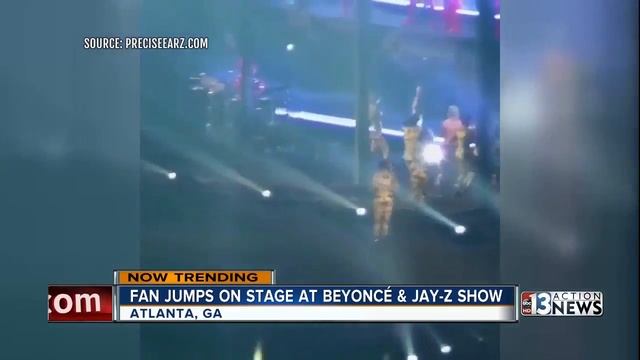 Fan jumps on stage at Beyonce and Jay-Z show смотреть онлайн
