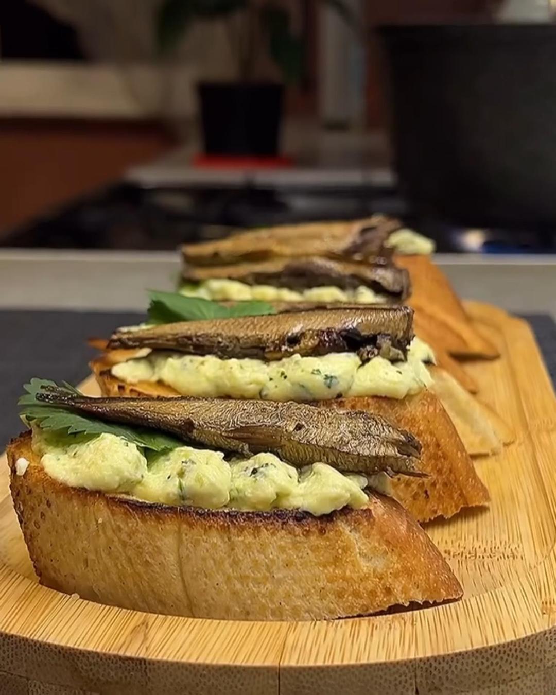 Бутерброды со шпротами. Больше рецептов в ЗАКРЫТОМ ТГ канале - ссылка в шапке профиля☝️