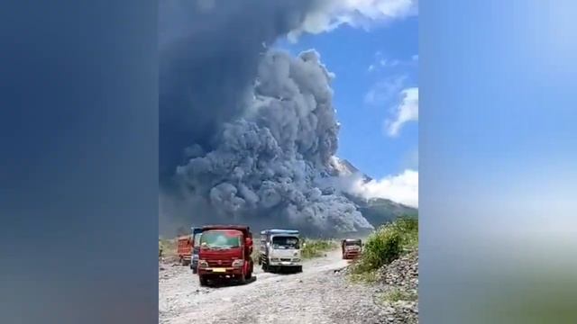 Merapi Volcano Suddenly Erupted In Huge Explosion, Java, Indonesia, Indo-Pacific Ring Of Fire смотреть онлайн