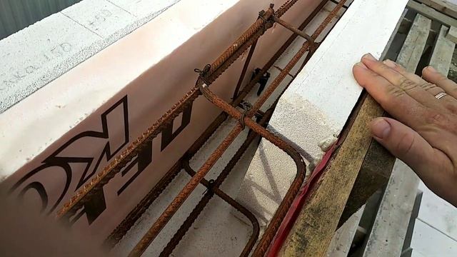 38. Заливка бетоном армопояса в опалубку из газобетона #строюдом #строюсам