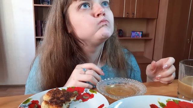 Мукбанг Продолжаю есть Оладьи смотреть онлайн