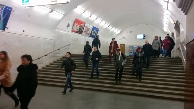 Невероятно крутой персонаж в московском метро. смотреть онлайн