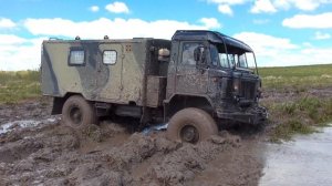 ГАЗ-66 с двигателем от IVECO порвал бездорожье!!! Грузовики месят грязь!!!