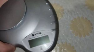 Меняю батарейку в кухонных весах vitek, взвешиваю грейпфрут