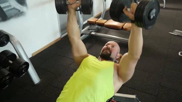 Жим гантелей лёжа на наклонной лавке (30-45°) смотреть онлайн