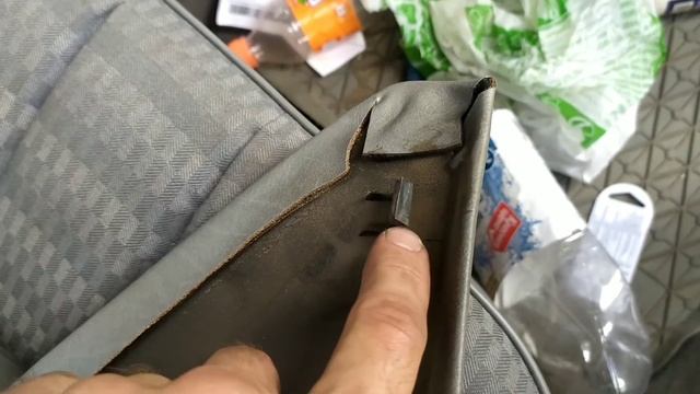 Как снять накладки центральных, задних, передних стоек салона Mercedes 190 w201 смотреть онлайн