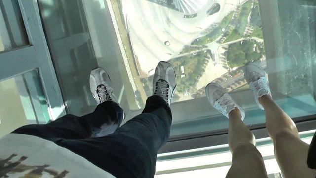 Canton tower in Guangzhou. Настя на кантонской башне. смотреть онлайн