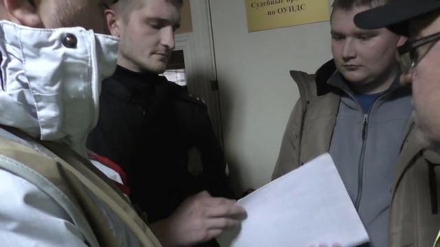 Гаишник позвал брата / Посадили на 13 суток / Усатая крыша смотреть онлайн