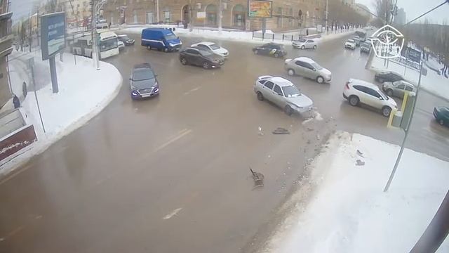Сначала «встречка», потом дерево: в центре Волгограда вдребезги разбился «Mercedes» смотреть онлайн