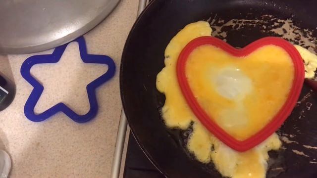 Как пожарить яйца. Красиво жареные яйца в формочках. Яичница в форме сердечка Готовлю на сковороде. смотреть онлайн