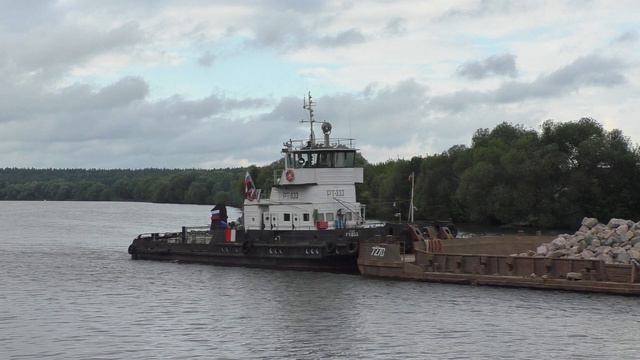 Буксир-толкач РТ-333 с баржей 7270 идет вниз по Москва-реке смотреть онлайн