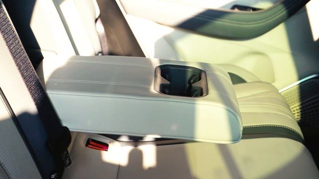 Video of the external and internal space of the all-new Geely XingYue L Intelligent Engine (4K) смотреть онлайн