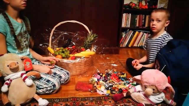 СЮРПРИЗ ОТ ДЕДА МОРОЗА. ПРАЗДНИК К НАМ ПРИХОДИТ смотреть онлайн