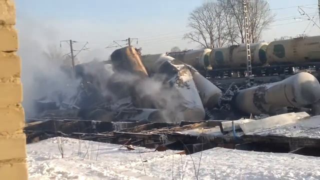 Пожар в Кирове Нововятске 05.02.14 Поезд сошёл с рельс и загорелся. Пожарище день третий. смотреть онлайн