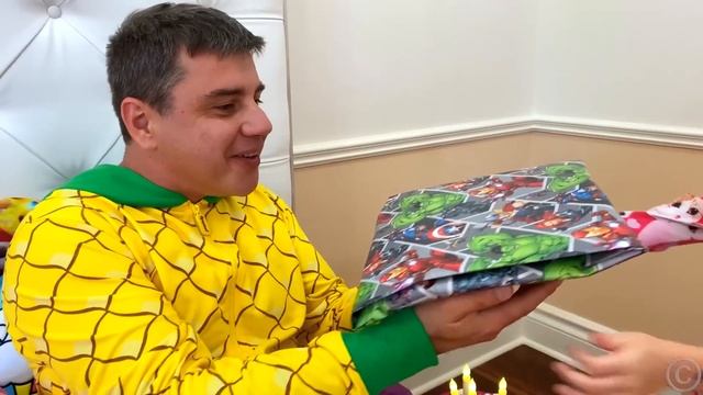 Nastya is preparing a birthday present for dad смотреть онлайн