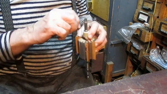 УШМ DeWALT D28423 2400W Перемотка якоря. смотреть онлайн