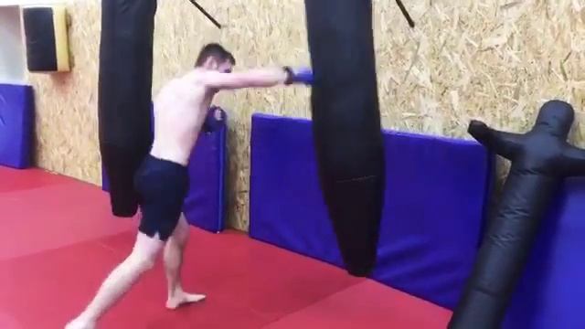 Тамерлан Симбагаев работает на груше