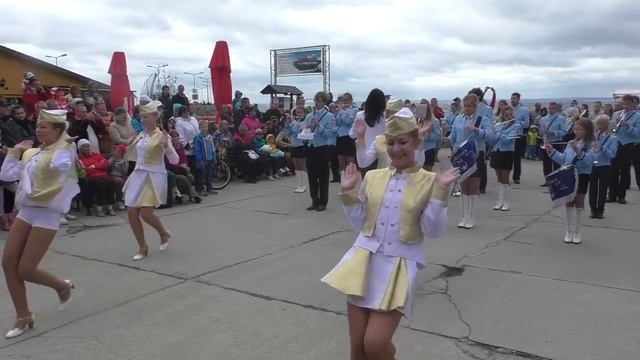 Засветы у танцующих. Ветер проказник юбки поднимает.