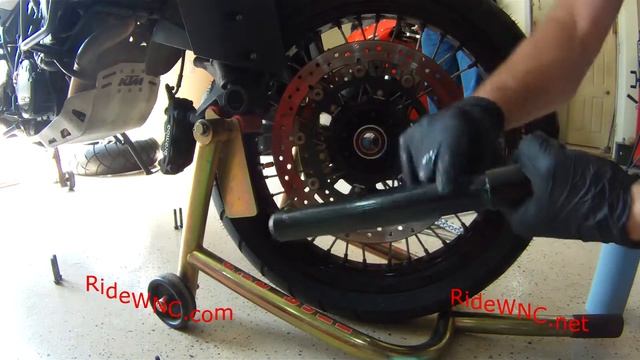KTM 1190 Front Wheel Removal and Install смотреть онлайн