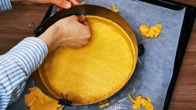 Пироги с брусникой и миндалем