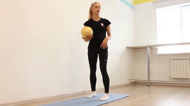 Отбивы мяча двумя руками ловля в одну