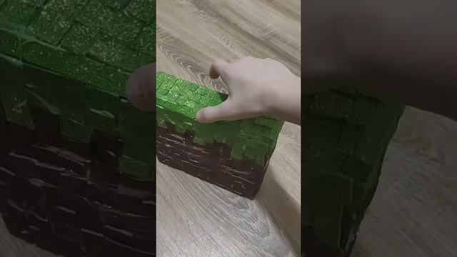 блок травы из майнкрафта в реальной жизни. делать трудно было. #поделки #майнкрафт смотреть онлайн