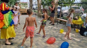 День рождения одноклашки Алины. Аниматор развлекает!