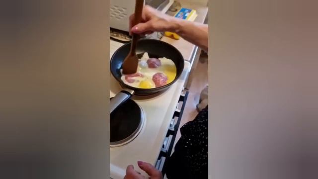 Олег Монгол и его молодая жена,Безумный Паша и Иришка,Руслан Гительман и Катя смотреть онлайн