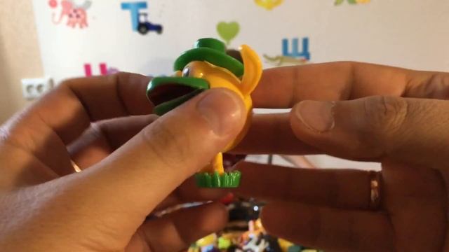 Много игрушек. Обзор машинки, игрушки киндер. Куча игрушек. Kinder Surprise смотреть онлайн