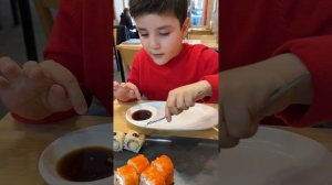 ОДИН ДЕНЬ С МЛАДШИМ БРАТИКОМ | КУШАЕМ РОЛЛЫ СУШИ