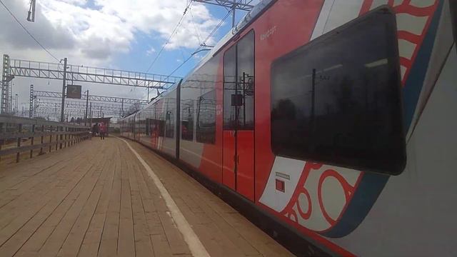 ЭС2Г-104 "Ласточка" следует мимо станции Лесной Городок смотреть онлайн