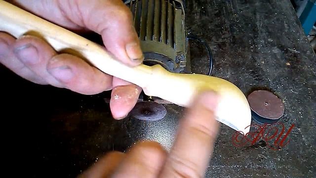 Шлифовка деревянной ложки  при помощи эластичного диска.