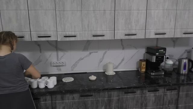 День мамы  11? детей?- посадили помидоры  ? - все в траве???