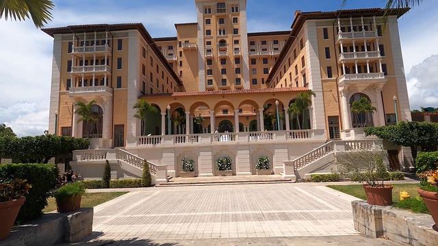 4 Reasons to Stay at The Biltmore Coral Gables смотреть онлайн