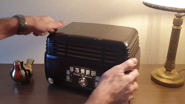 Интерьерное ламповое радио в стиле Арт-деко. Interior tube radio in Art Deco style. смотреть онлайн