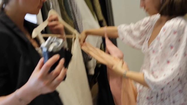 РАЗБОР ГАРДЕРОБА СО СТИЛИСТОМ || убираем все лишнее смотреть онлайн
