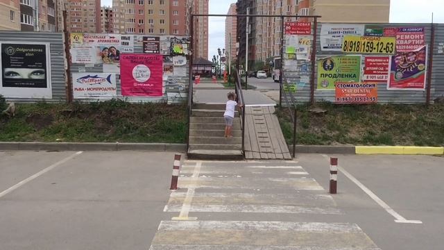 Дочь Бегает Босиком по Улицам. Не Заставить Летом Обуться Ребёнка смотреть онлайн