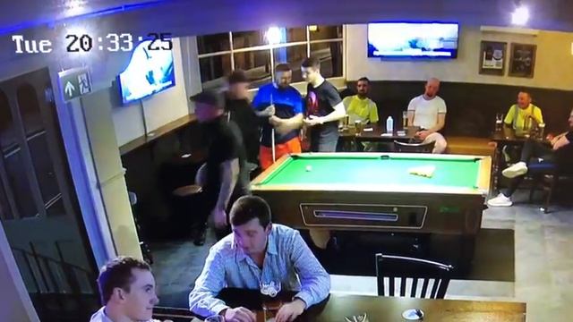 Smacks him with a pool cue and ends it with left right combination, Bar fight in Dublin city смотреть онлайн