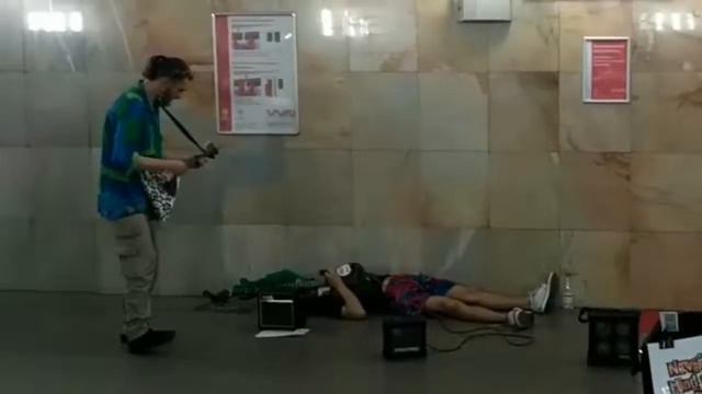 Как допрыгался хозяин Зеленой Твари Never mind the balalaika (Проект музыка в метро) смотреть онлайн