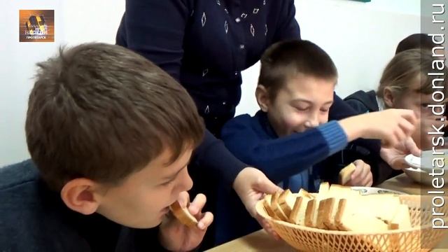 город Пролетарск: меню отличников и хорошистов (о школьном питании в школе №5 города Пролетарска) смотреть онлайн
