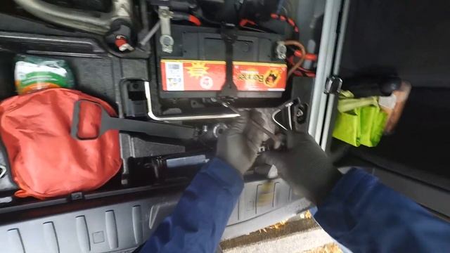 BMW X3 (E83). Аккумулятор на автомобиль BMW X3 (E83) 3.0D 2004 года . Замена и установка. смотреть онлайн