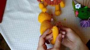 Пуговичное крепление ножек вязаной игрушке.