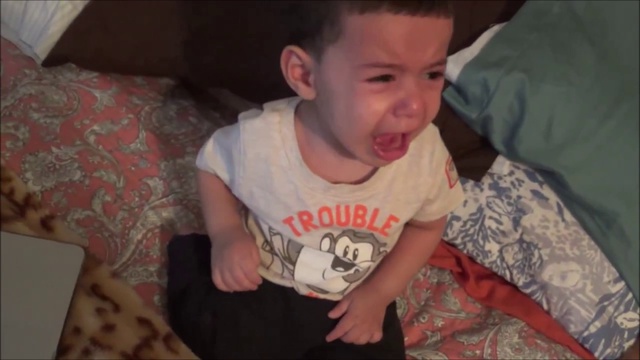 Малыш плачет сам с себя смотреть онлайн