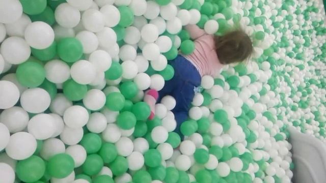 Маленькая принцесса играет в ТРЦ смотреть онлайн