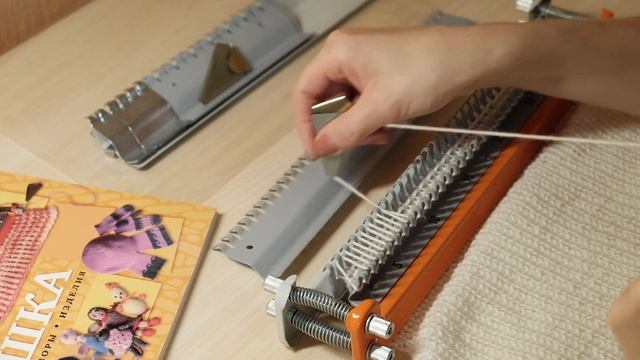 КУПИЛА МАШИНКУ ДЛЯ ВЯЗАНИЯ. ПОРАЗИЛАСЬ, КАК ПРОСТО И БЫСТРО МОЖНО НА НЕЙ ВЯЗАТЬ. смотреть онлайн