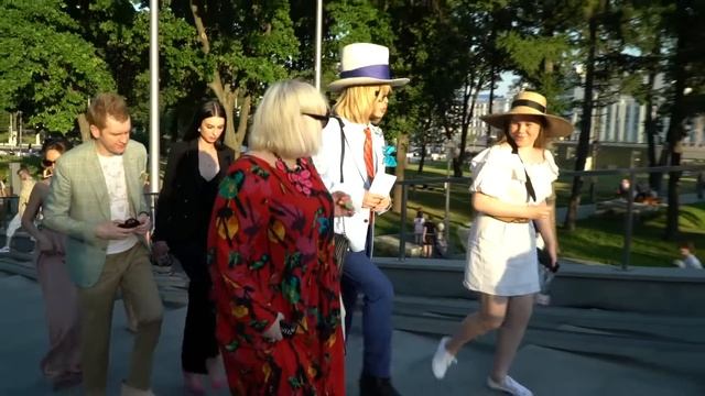 СТРИТСТАЙЛ С НЕДЕЛИ МОДЫ. Гости с показа В.Юдашкина. смотреть онлайн