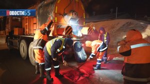 Ночной ремонт дорог. В Южно-Сахалинске начали устранять ямы с помощью литого асфальта