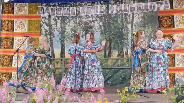 Весёлую композицию исполняет ансамбль "Рябинушка" Краснопольского сельского дома культуры. смотреть онлайн