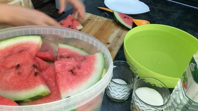 Не спешите выбрасывать арбуз , можно приготовить мочёный - солёный арбуз . смотреть онлайн